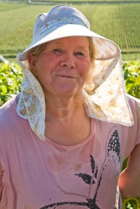 What to wear on a hot day in the vineyard ? Ask Francoise.
