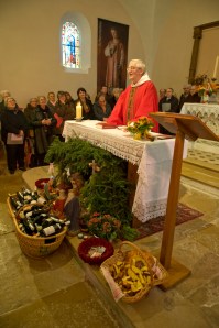 Father Jean-Paul welcomes the winemakers.