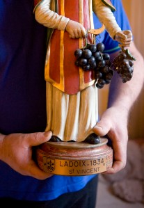 Strong hands protect Ladoix-Serrigny's statue