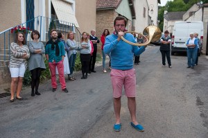 The pickers are summoned to the Paulée at Bonneau du Martray in Pernand -Vergellesses