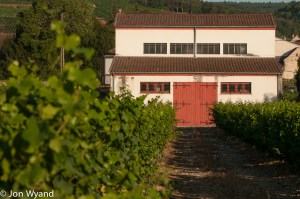 The former Jayer cuverie seems anonymous from the N974