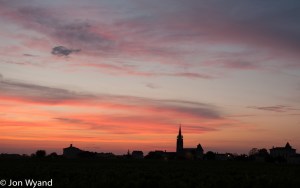 A July sunset in Pomerol comes right in the middle of dinner, but is difficult to resist !