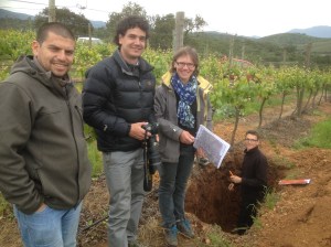 Vineyard manager Carlos, my guide Raimundo and geologist Françoise alongside Emmanuel in his hole !